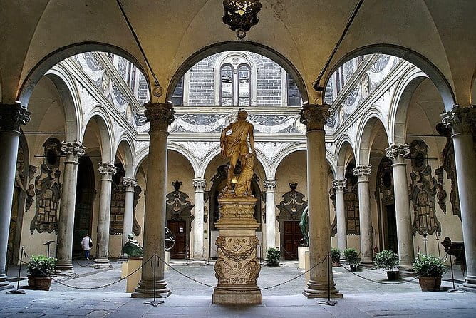Private Medici Walking Tour – Discover Florence’s Royal Past - Crossing Ponte Vecchio to Oltrarno: the Medici shift becomes visible