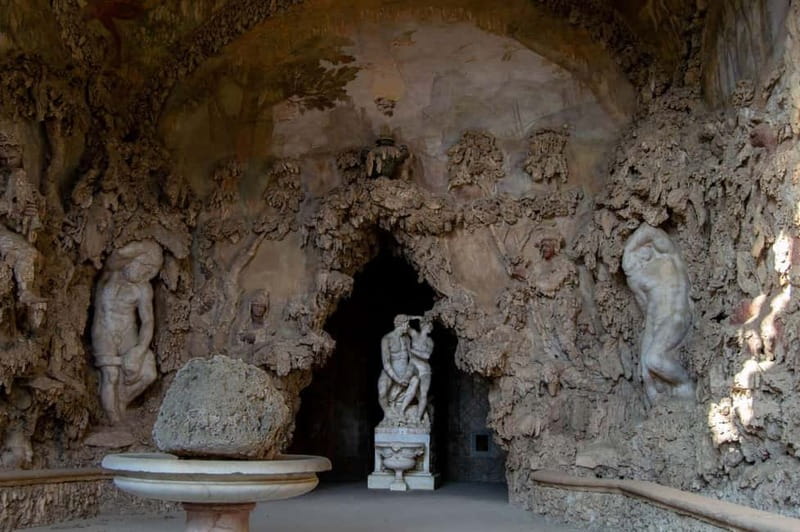 Private Skip-the-Line Uffizi Gallery & Vasari Corridor Tour - Vasari Corridor over the Arno: secret passage, clear power story