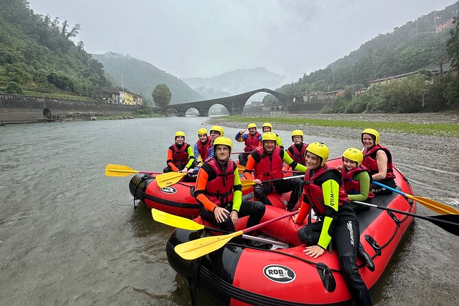 Rafting activity with family in Lucca - Safety briefing and the paddle lesson before Ponte della Maddalena