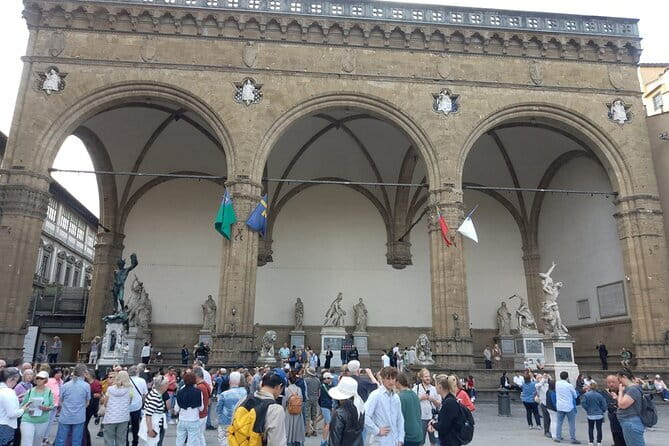 Renaissance Florence & the rivalry of Michelangelo and Leonardo - Palazzo Vecchio exterior stop: when size tells the story