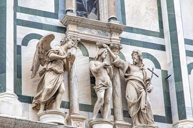 Sightseeing Guided Tour of Florence by Night including Duomo & Palazzo Vecchio - Piazza Santa Croce Start: Tombs, Art, and a Perfect Meeting Point