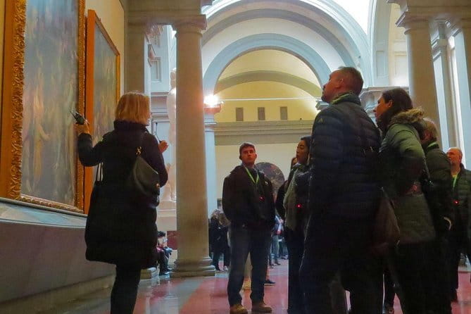Skip-the-Line Accademia Guided Visit: David Secrets and Beyond - The group size and guide setup: small enough to feel personal