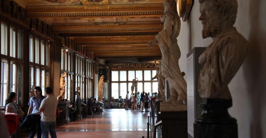Skip-the-line Uffizi Gallery Reserved Entrance Tickets - Finding the Meeting Point Near Piazzale degli Uffizi (No Guesswork)