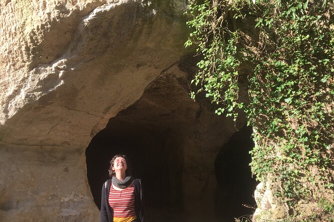 Sorano: its wonders, The Vie Cave and wine cellars - Reading the “city of the dead” while you walk