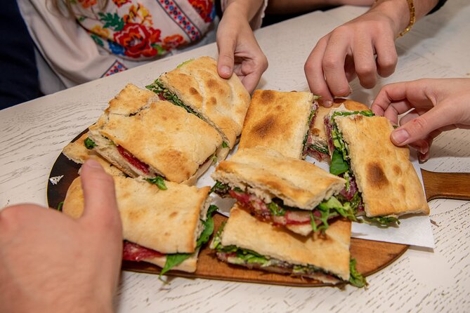Taste the Flavours of Florence: Private Tuscan Food Tour - Stop 1: Schiaccia Passera and Florentine schiacciata sandwiches