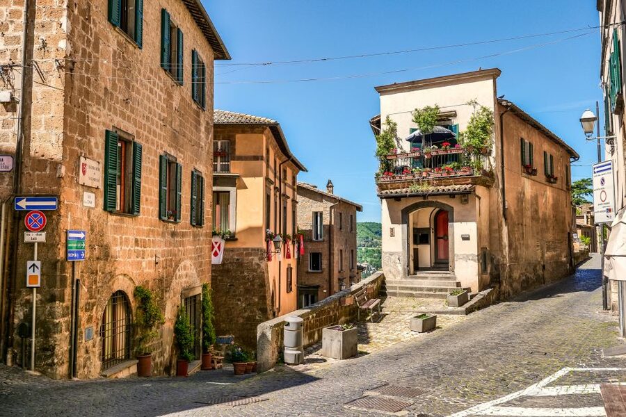 Transfer Between Florence and Rome with Sightseeing Stop - A Florence-to-Rome drive that still feels like travel