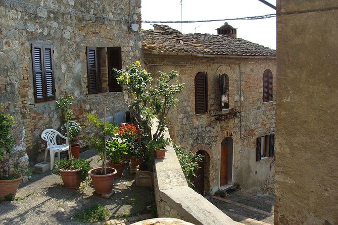 Visit of San Gimignano with local expert guide - Piazza del Duomo: your easiest shortcut into medieval San Gimignano