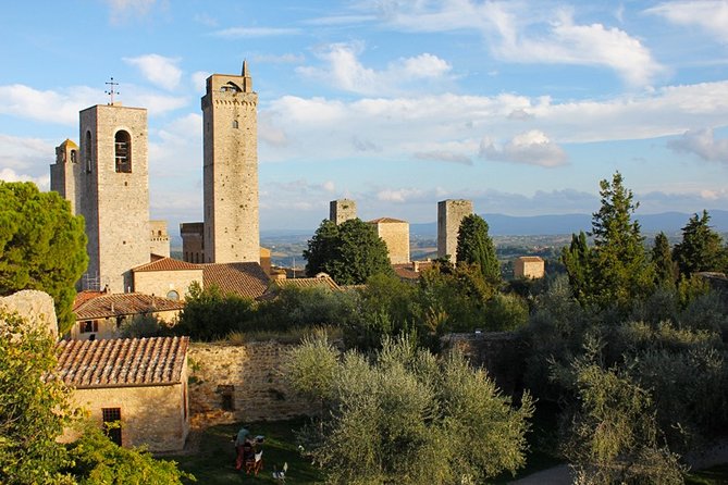 Visit of San Gimignano with local expert guide - Churches, squares, and alley walks that teach you the town’s logic