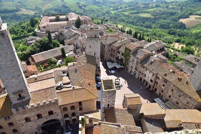 Volterra and San Gimignano: a taste of medieval Tuscany! - Piazza dei Priori: the Volterra square to orient yourself fast