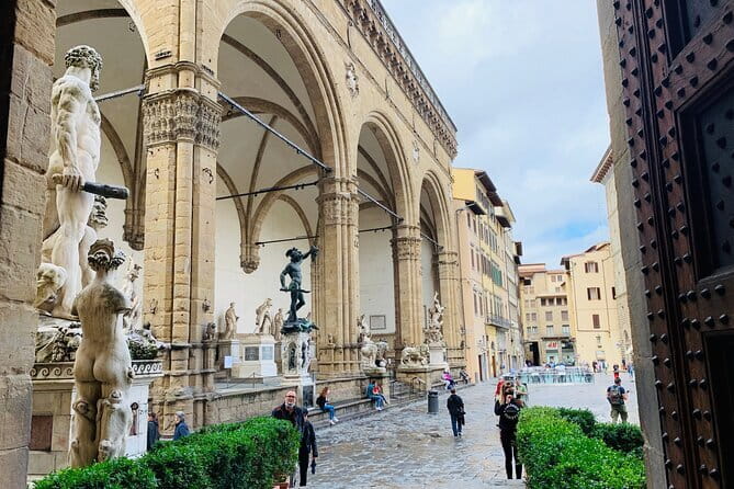 Walking Guided Tour of Florence landmarks - A 90-minute Florence primer that actually moves
