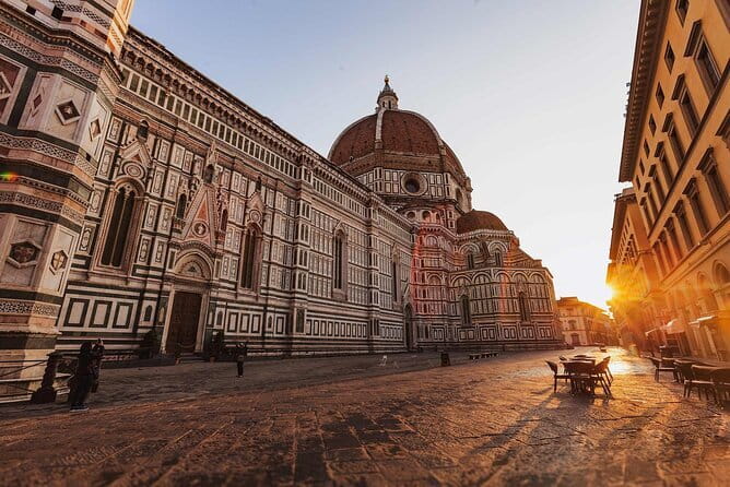 Walking Guided Tour of Florence landmarks - Piazza della Repubblica and Piazza della Signoria: civic Florence in two square-sized stories